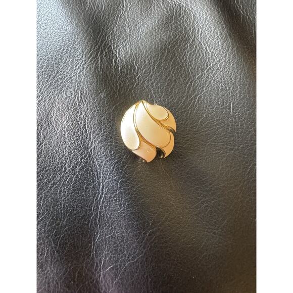 Vintage Trifari Clip On 1 Earring Replacement White Shell Gold Women's Glam - Picture 1 of 4
